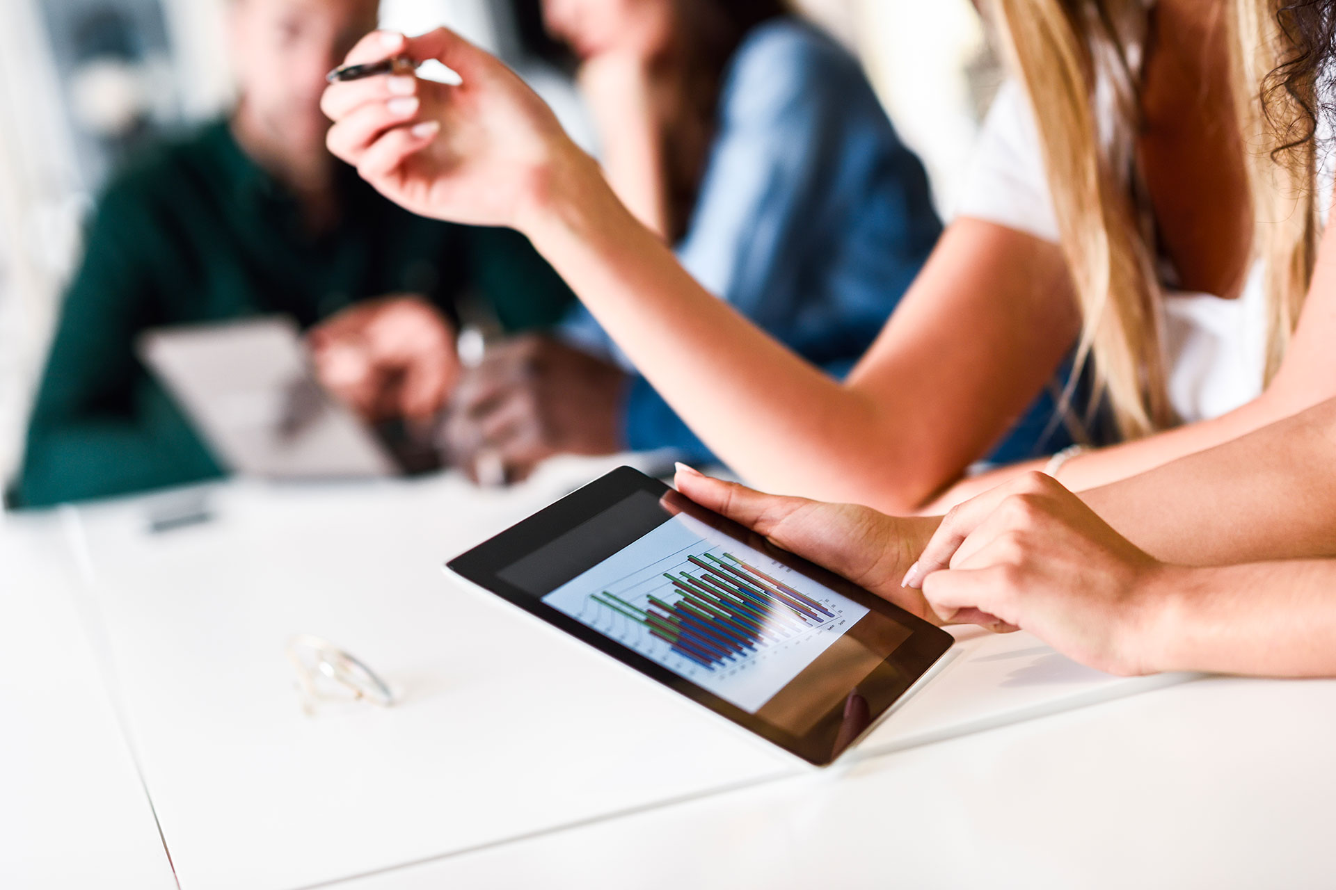 revi_gruppo-di-giovani-uomini-e-donna-colleghi-con-computer-tablet